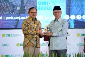 Dewan Pers Anugerahkan Kartu Wartawan Utama Khusus Kepada Haedar Nashir