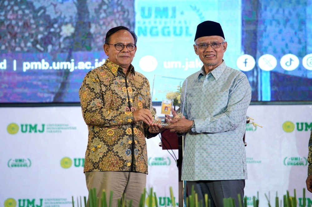 Dewan Pers Anugerahkan Kartu Wartawan Utama Khusus Kepada Haedar Nashir